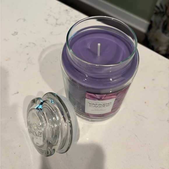 YANKEE CANDLE FRESH LILACS JAR CANDLE NWT! - Picture 2 of 2